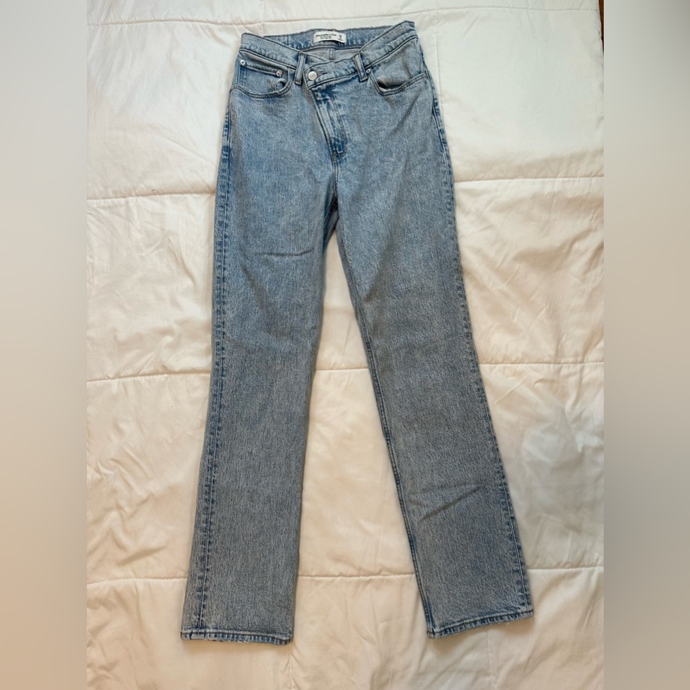 Abercrombie & Fitch Ultra High Rise 90s Straight Jean